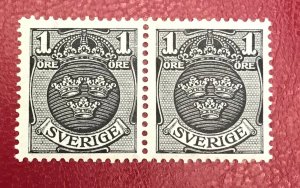 Sweden Scott 67 MNH pair Arms, 3 crowns Cv1.30 Lot 8753