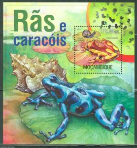 MOZAMBIQUE 2013 FROGS AND SNAIL  SOUVENIR SHEET   MINT NH