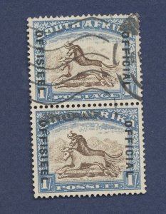 SOUTH AFRICA  - Scott O10  - used vertical pair - perf 14 - 1931