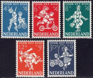 Netherlands - 1958 - Scott #B326-30 - MNH - Child Welfare
