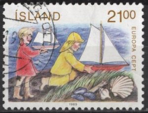 Iceland 675 (used) 21k Europa: children sailing toy boats (1989)