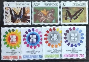 SINGAPORE 1961-1982 SELECTION UNMOUNTED  MINT.CAT £36