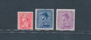 1926-34 NEW ZEALAND, Stanley Gibbons n. 466/468 set of 3 MLH*