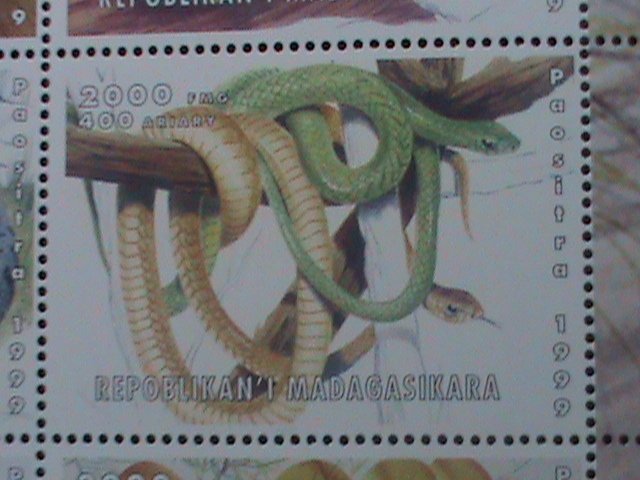 ​MADAGASCAR STAMP:1999 COLORFUL BEAUTIFUL SNAKES MNH FULL SHEET