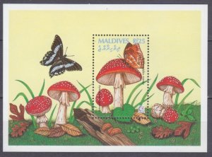 1995 Maldive Islands 2442/B342 Mushrooms / Butterflies