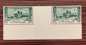 Pakistan old time Gutter Pair bottom margins MNH