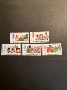 Stamps Maldive Islands 338-42 never hinged