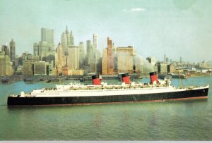 POSTCARD RMS QUEEN MARY & NY Skyline leaving for the Atlantic Unused