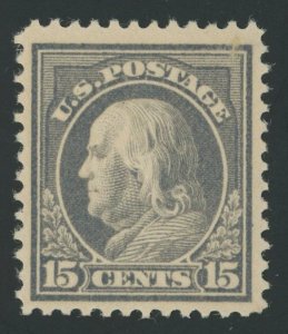 USA 418 - 15 cent Franklin perf 12 - F/VF Mint light hinged