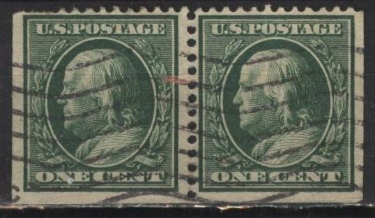 US 374 (used pair) 1¢ Benjamin Franklin, green, perf. 12 (1910)