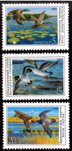 RUSSIA 5906-8 MNH BIN $1.00 DUCKS