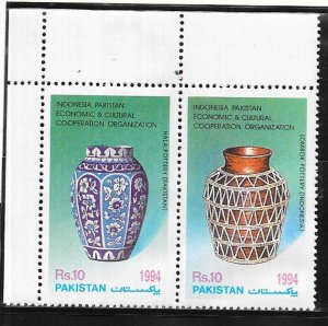 Pakistan #823a  Ceramic Vases  (U) CV $4.25