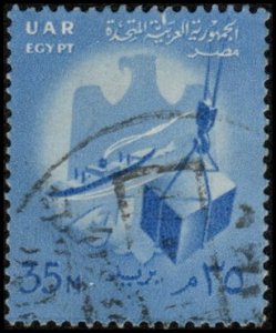 Egypt 444 - Used - 35m Loading Cargo Onto Ship (1958) (cv $0.55) +