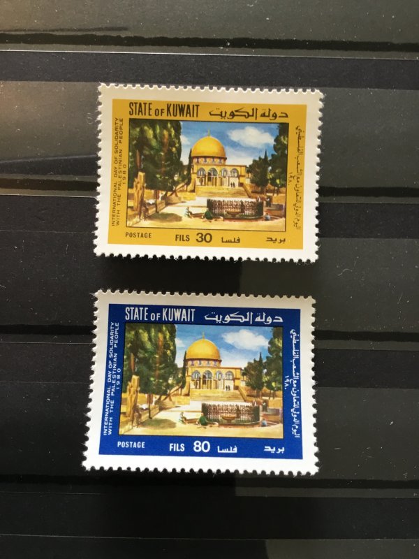 Kuwait 835-836 F-VF MH. Scott $ 11.00