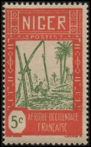 Niger 33 - Mint-H - 5c Drawing Water from Well (1926)