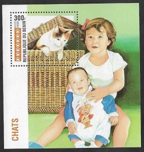 SD)1995 BENIN  DOMESTIC CATS, CAT IN THE BASKET 300F, SOUVENIR SHEET, MNH