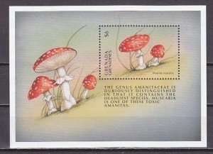 Grenada, Gr.,  Scott value 1979. Mushrooms s/sheet.