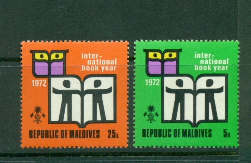 Maldives #381-82 (1972 Book Year set) VFMNH CV $2.20