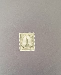 696, Statue of Liberty, Mint Prev Hinged, CV $15.00