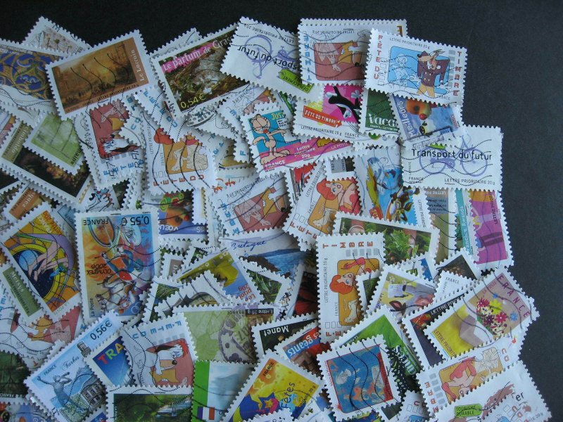 France 200 modern commemoratives mixture (duplicates,mixed condition) spread out 