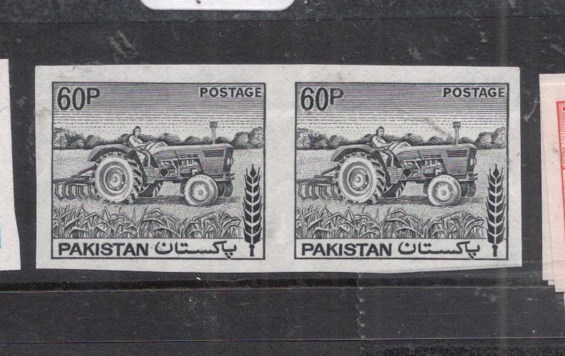 Pakistan SG 472a, 60P Tractor Imperf Pair MNH (8dkv)