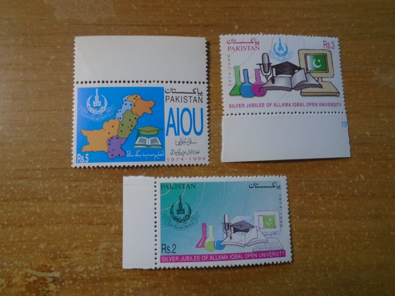 Pakistan  #  935-37   MNH