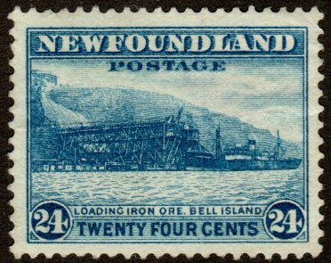 Newfoundland 210 - Unused-NG - 24c Loading Fe Ore (perf 13.5) (1932) (cv $2.75)