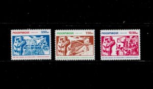 Mozambique 1981 - Teaching Fighting Building - Set of 3 Stamp - Scott 722-24 MNH