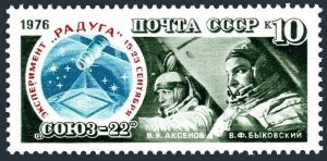 Russia 4537 two stamps, MNH. Mi 4567. Soyuz 22 space flight, 1976. Bykofsky,
