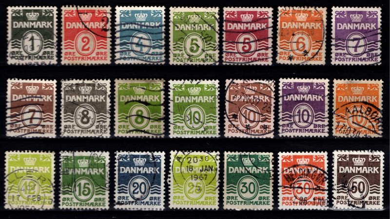 Denmark 1933-2004 Definitives, quadrille background perf 13, Part Set [Used]