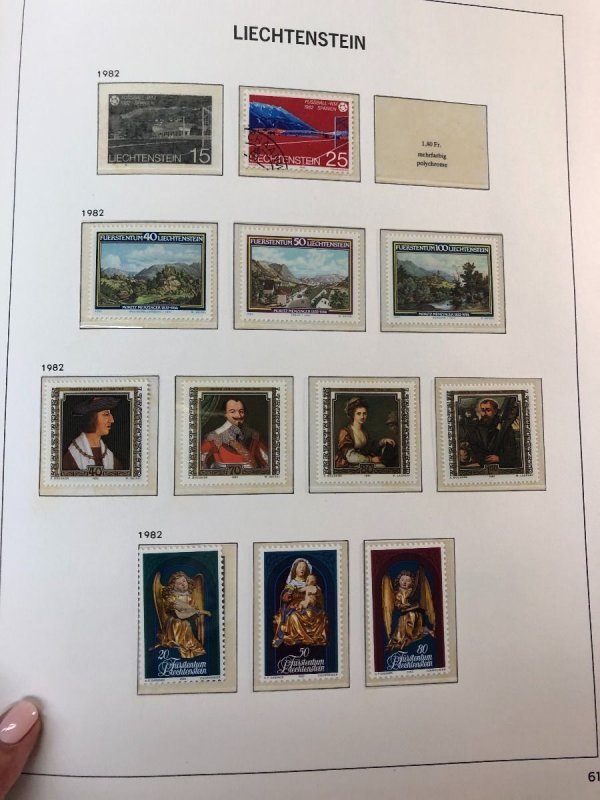 LIECHTENSTEIN – SOLID COLLECTION IN PAIR OF HINGELESS DAVO ALBUMS – 425277