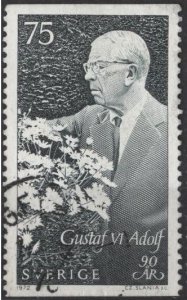 Sweden 985 (used) 75ö Gustaf VI Adolf with flowers. slate green (1974)