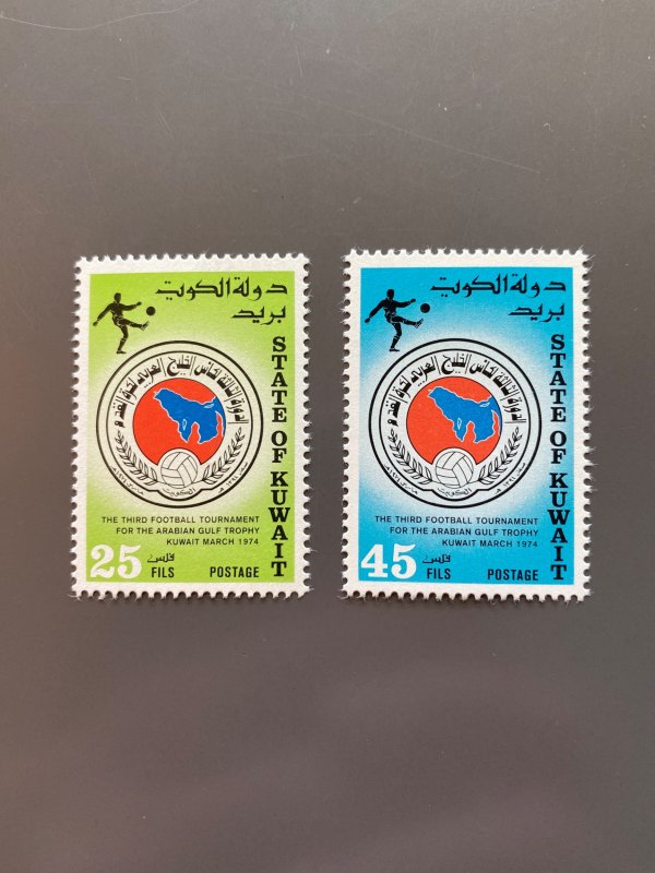 Kuwait 604-605 VF MLH. Scott 4.25