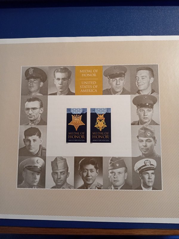 US# 4822-23, US Army / Navy Medal of Honor 4-ever stamps (20) in folio (2013)