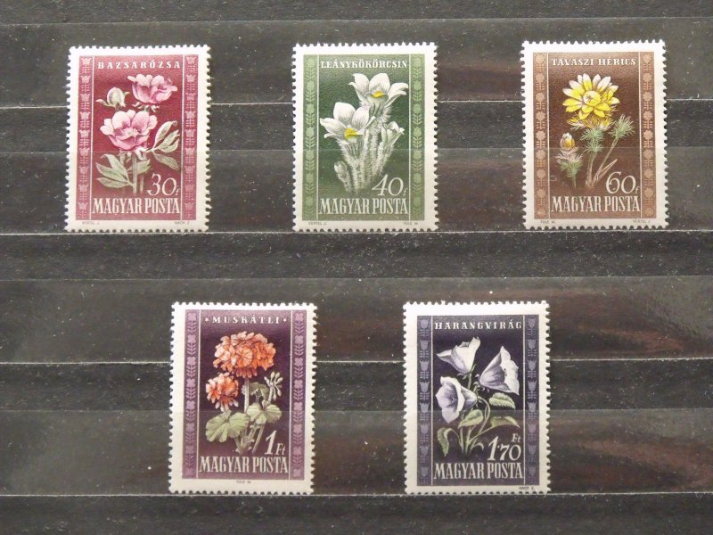 6835   Hungary   MH # 906, 907, 908, 909, 910      CV$ 12.85