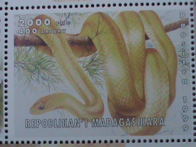 ​MADAGASCAR STAMP:1999 COLORFUL BEAUTIFUL SNAKES MNH FULL SHEET