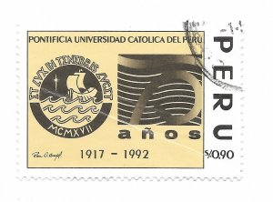 PERU 1992 CATHOLIC UNIVERSITY EDUCATION EMBLEM SC 1024 MI 1465 USED