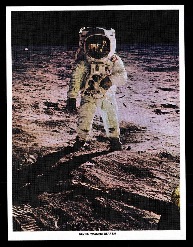 1969 APOLLO 11 ALDRIN WALKING NEAR LM - 8X10 PHOTO (ESP#7707)