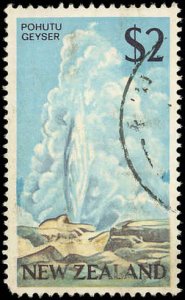 NEW ZEALAND Sc 404 VF/USED - 1968 - $2  Pohutu Geyser