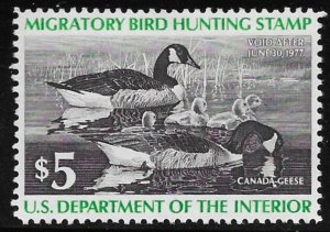 US RW 43   1976  5 $ Federal Duck STamp  VF Mint  Hinged