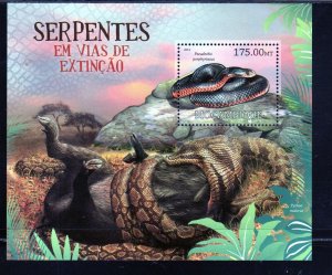 MOZAMBIQUE #2624 2012 EXTINCT & ENDANGERED SNAKES MINT VF NH O.G S/S