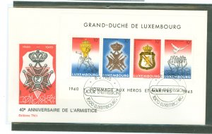Luxembourg 731 1985 Heroes and Martyrs of WWII souvenir sheet of four stamps on an unaddressed cacheted first day cover.