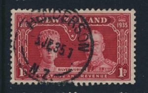 NEW ZEALAND -  1935 - HENDERSON CDS ON SG 574 1d CARMINE SILVER JUBILEE