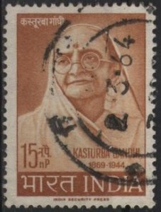 India 386 (used) 15np Kasturba Gandhi, brn org (1964)