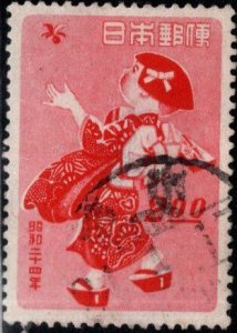 JAPAN  Scott 424 Girl Playing Hanetsuki hinge thinned stamp, Used