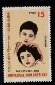 Pakistan Scott 225 MH* Children Day stamp