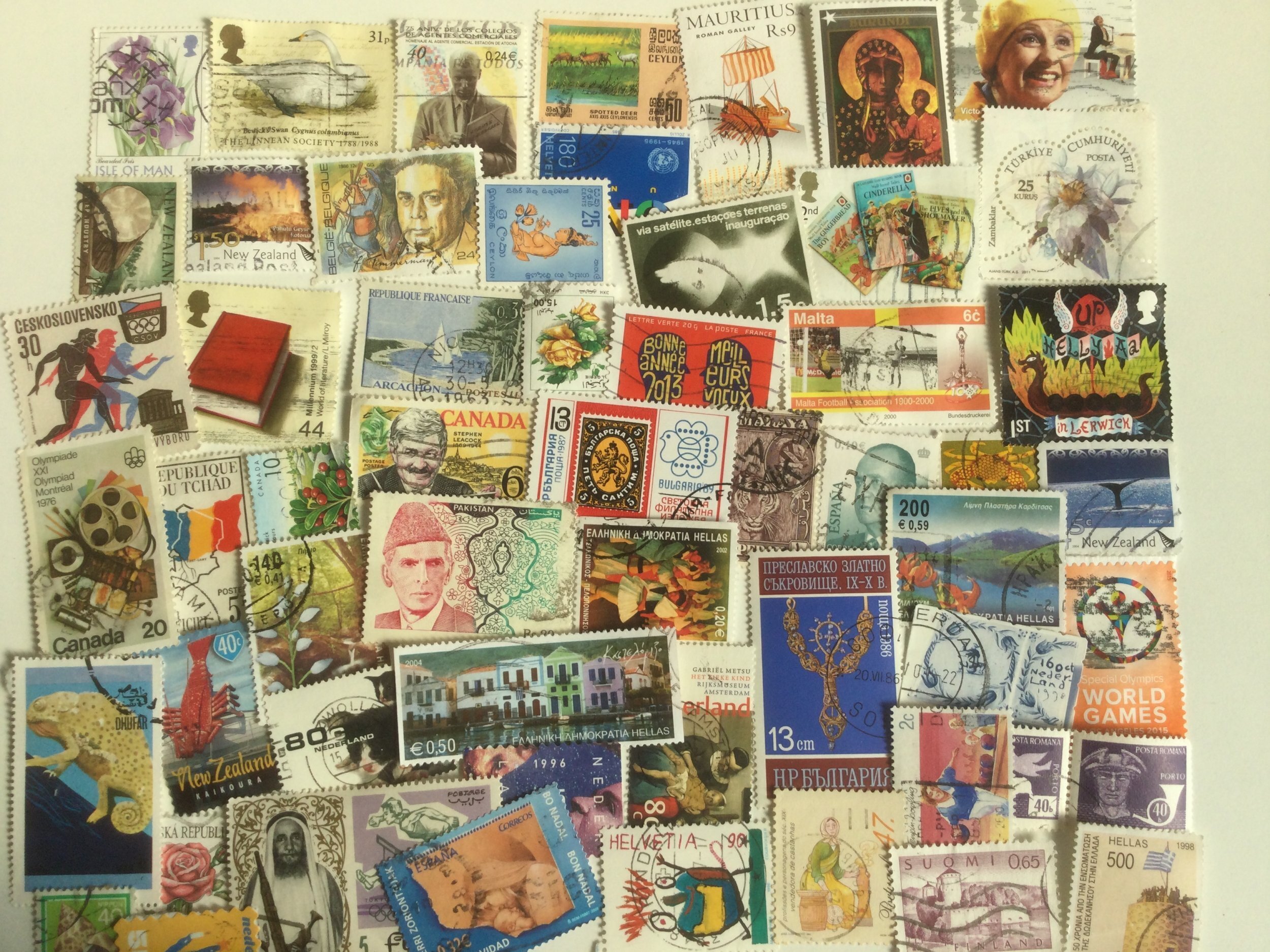 World kiloware 60+ gms. (F) Includes a few GB commems. Off paper. 500