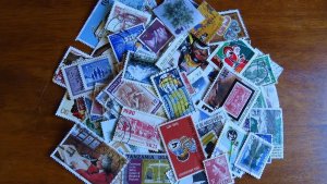 Worldwide stamp accumulation, kiloware ,2 oz around 900 off paper stamps, AC203