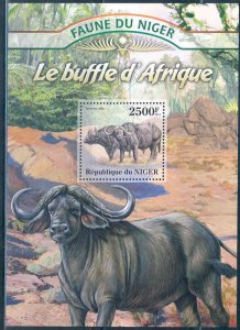 NIGER 2013 FAUNA OF AFRICA   AFRICAN BUFFALO SOUVENIR SHEET MINT NH