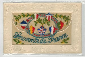 1918 WW1 EMBOSSED EMBROIDERED POSTCARD SOUVENIR OF FRANCE & FLAG INSIGNIAS